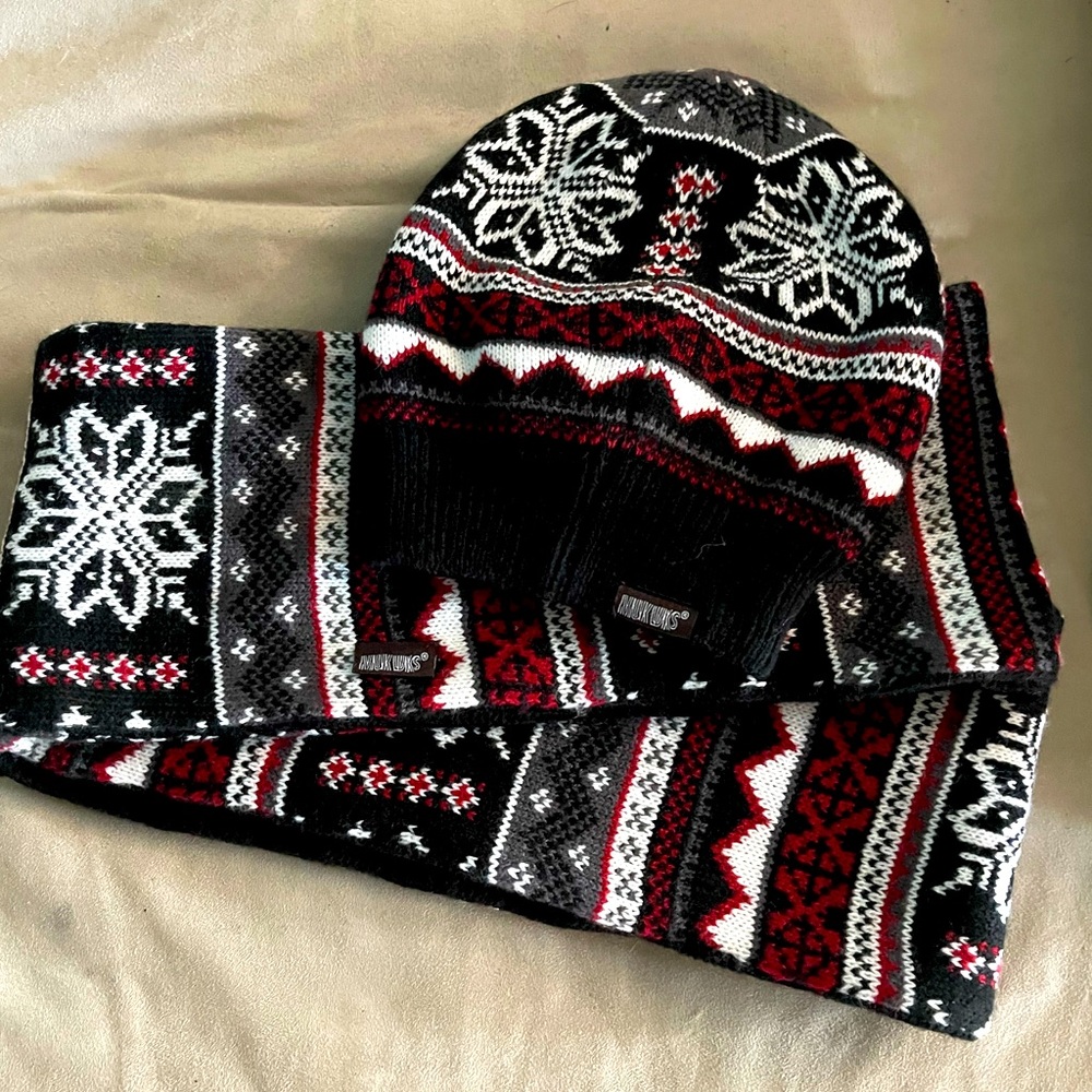 Mukluk Reversible Scarf & Hat
